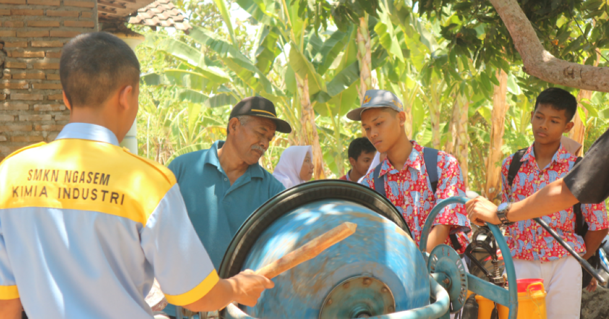 BMT NU NGASEM INSTITUTE Memfasilitasi Mitra Sekolah (SMK N NGASEM) untuk Belajar Pemanfaatan Sampah menjadi Pupuk dan Pestisida Organik